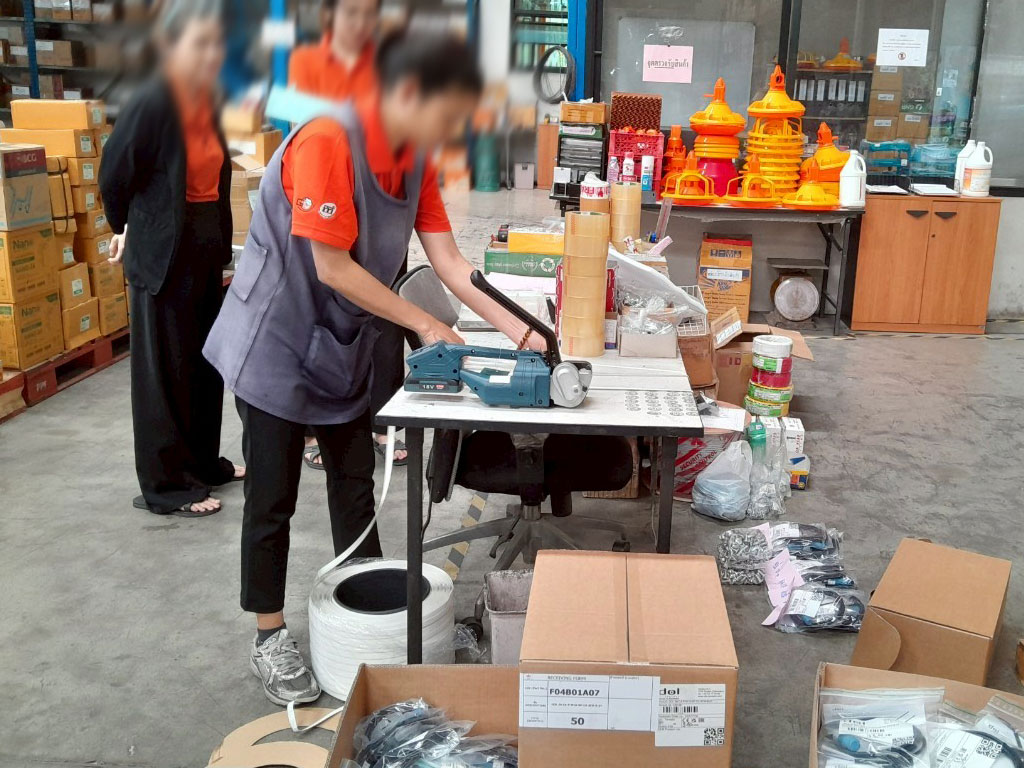จัดส่งเครื่องรัดสายพลาสติกระบบแบตเตอรี่ รุ่น V1 โรงงานผลิตอุปกรณ์ฟาร์มปศุสัตว์ คลอง7