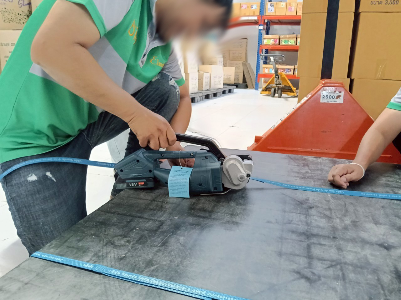 จัดส่งเครื่องรัดสายพลาสติกระบบแบตเตอรี่ รุ่น V1 โรงงานผลิต และจำหน่ายเครื่องสำอาง ปากเกร็ด