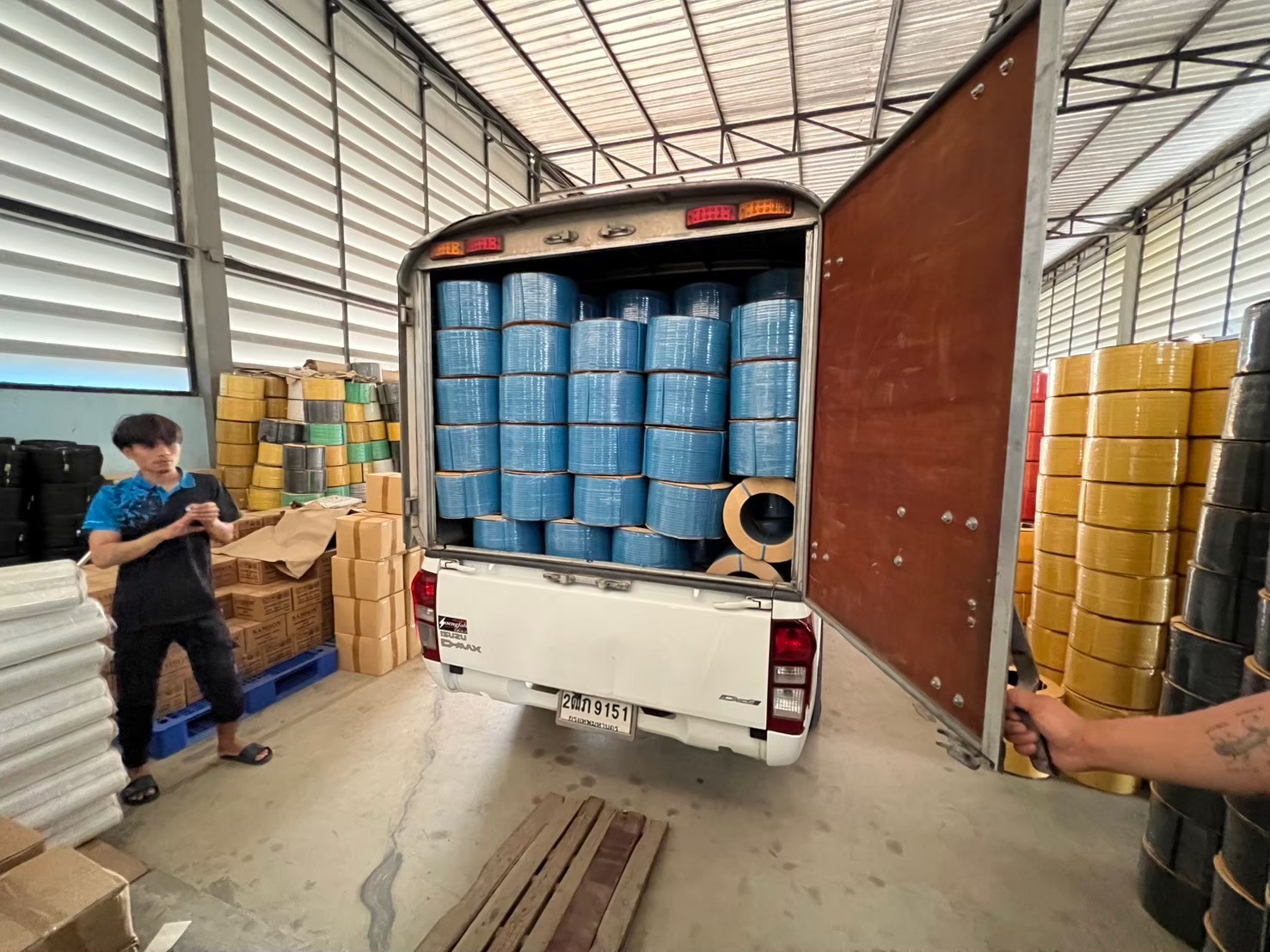 ขึ้นของเตรียมจัดส่งสายรัดพลาสติก PP สีฟ้า ขนาด 9mm. โรงงานผลิตเกลือ