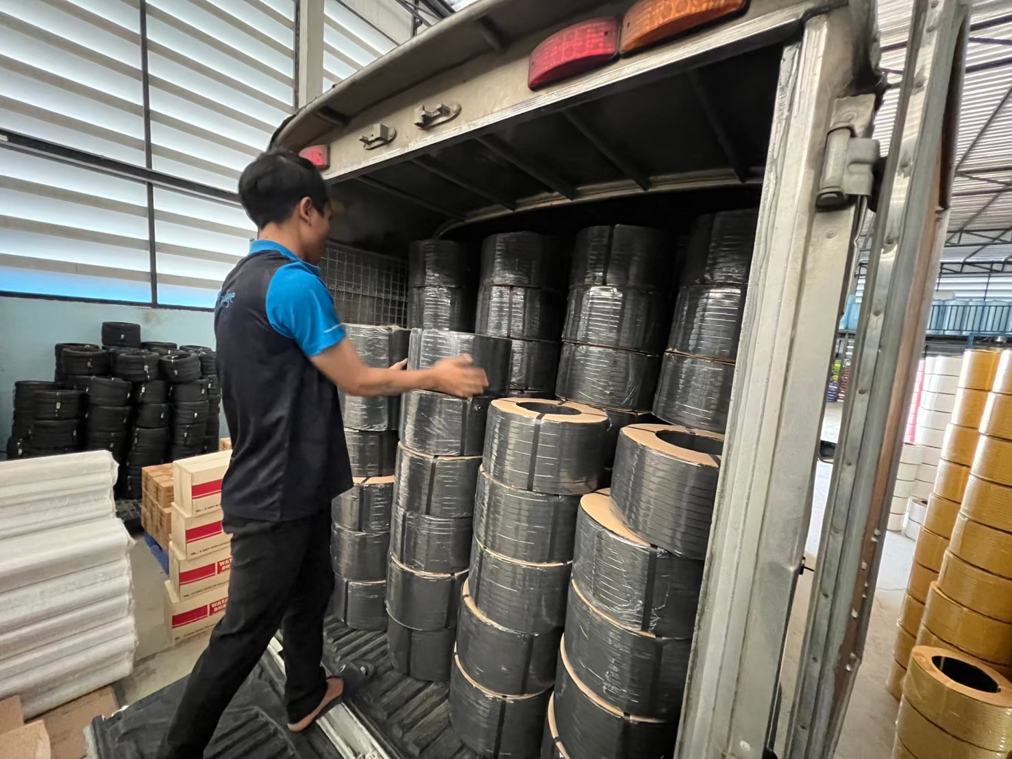 ขึ้นของเตรียมจัดส่งสายรัดพลาสติก PP สีดำ ปลายทาง โรงงานผลิตกล่องกระดาษ บางบ่อ