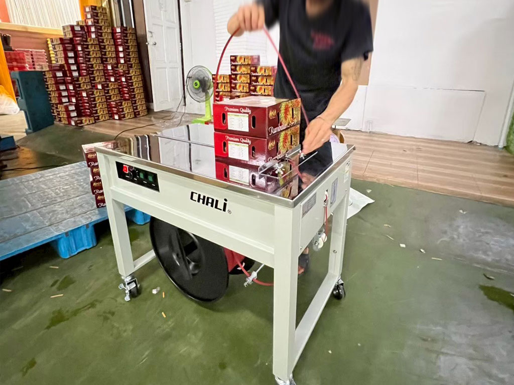 จัดส่งเครื่องรัดกล่องกึ่งอัตโนมัติ CHALI รุ่น JN-600 บริษัทส่งออกผลไม้ ตลาดไท คลองหลวง