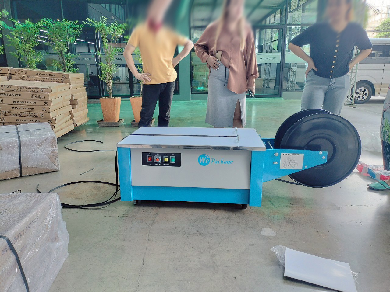 จัดส่งเครื่องรัดกล่อง รุ่น WE-801L บริษัทจำหน่ายเวทีสำเร็จรูป และอุปกรณ์ออกบูธ สำโรง