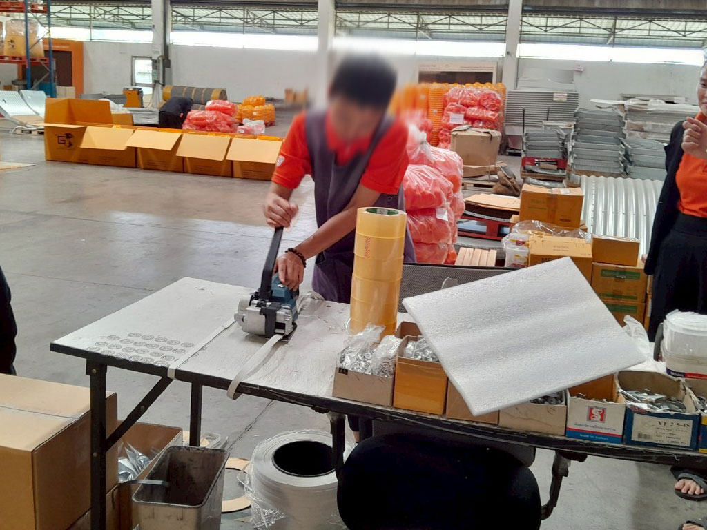 จัดส่งเครื่องรัดสายพลาสติกระบบลม รุ่น V1