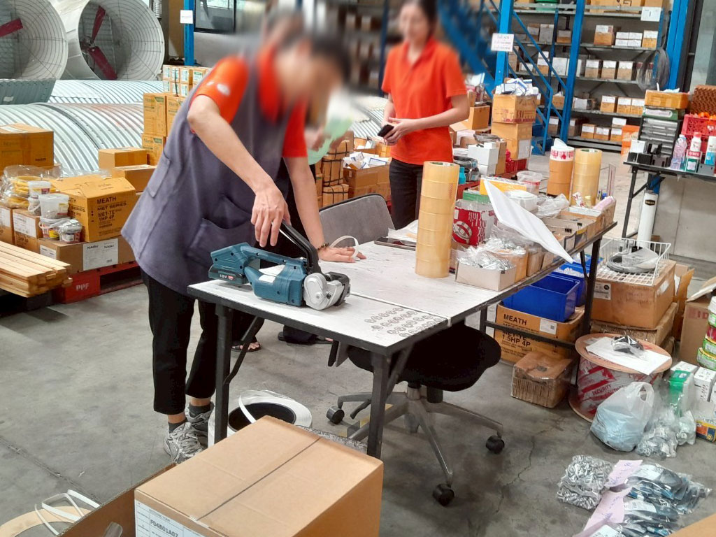 จัดส่งเครื่องรัดสายพลาสติกระบบลม รุ่น V1