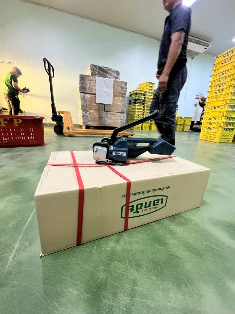 จัดส่งเครื่องรัดสายพลาสติกระบบแบตเตอรี่ รุ่น V1