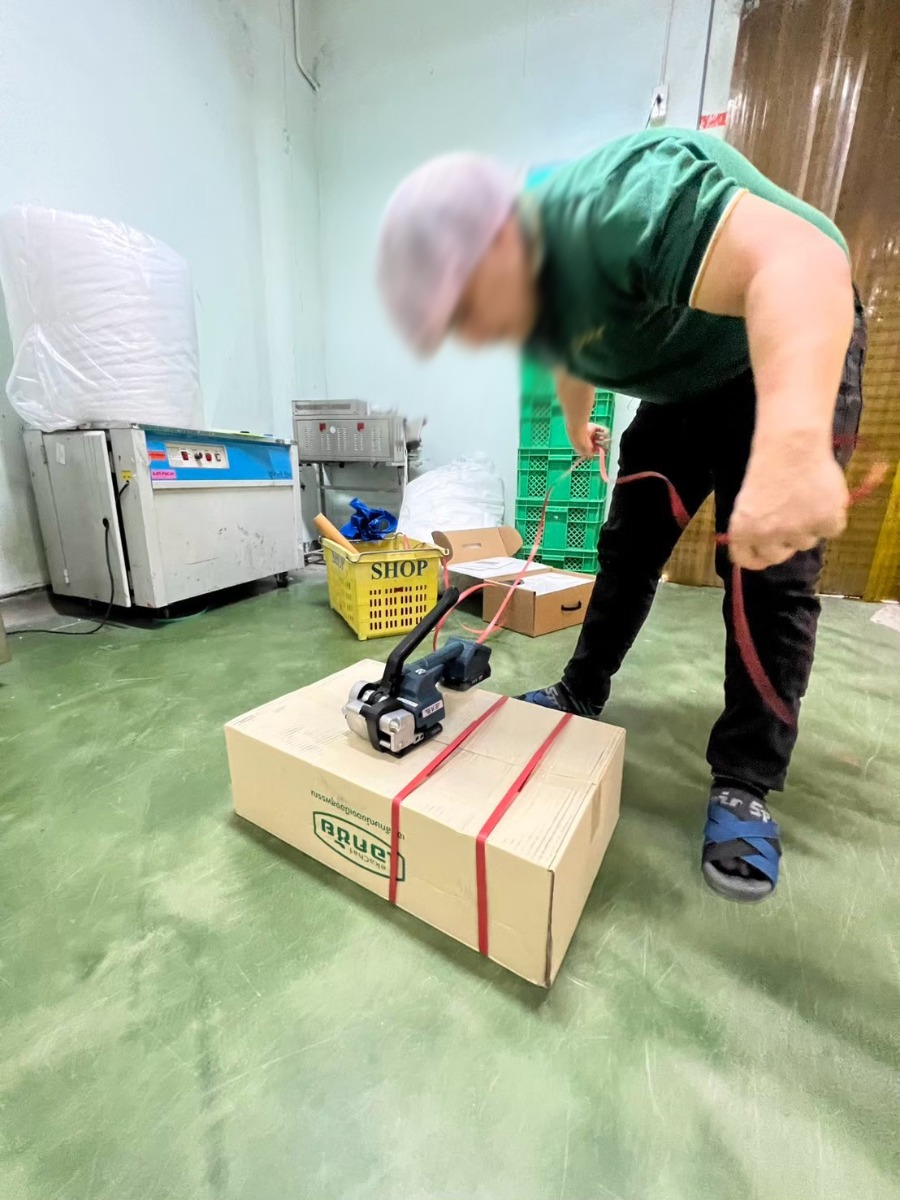 จัดส่งเครื่องรัดสายพลาสติกระบบแบตเตอรี่ รุ่น V1