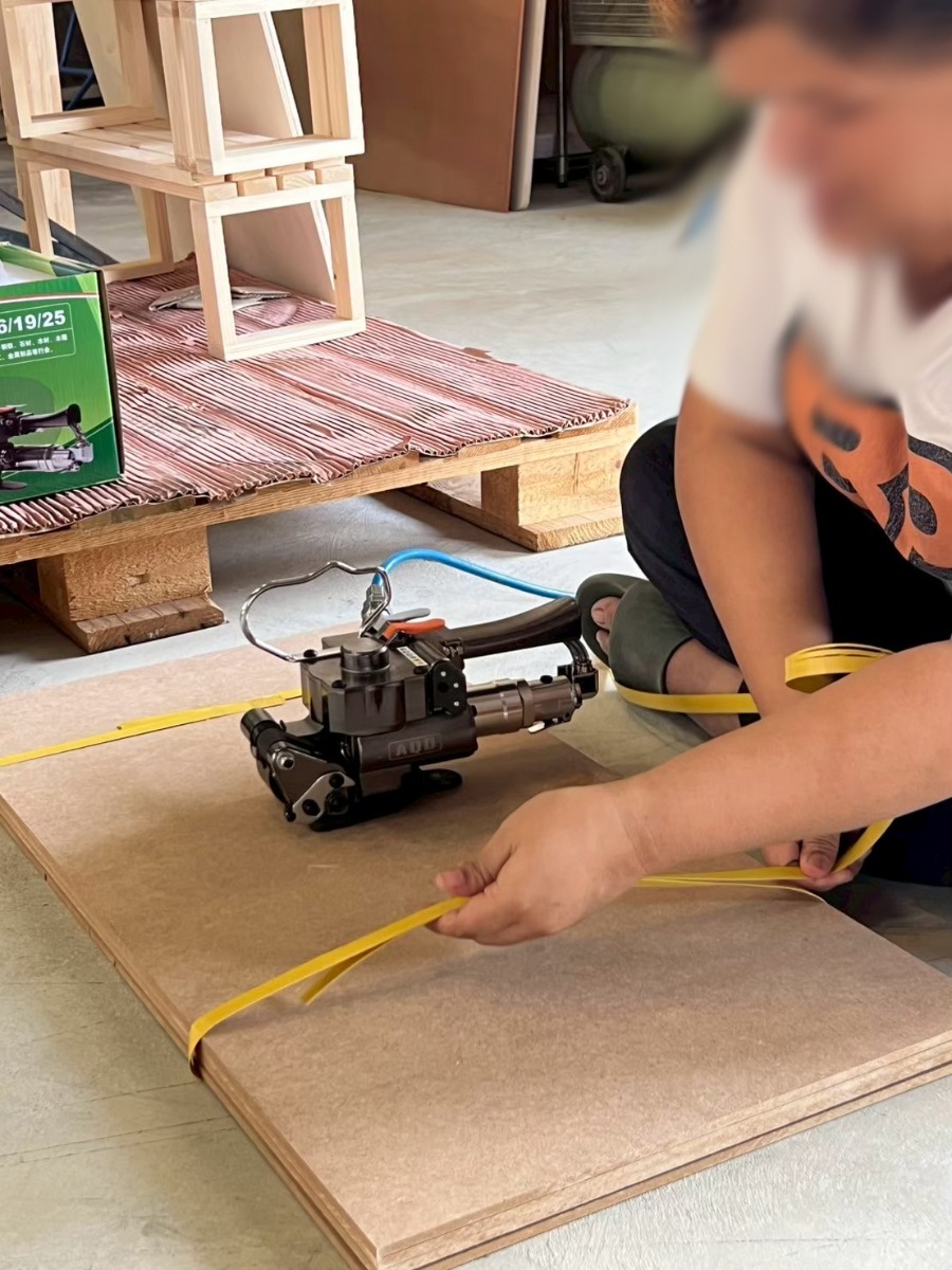 จัดส่งเครื่องรัดสายพลาสติกระบบลม รุ่น AQD-19