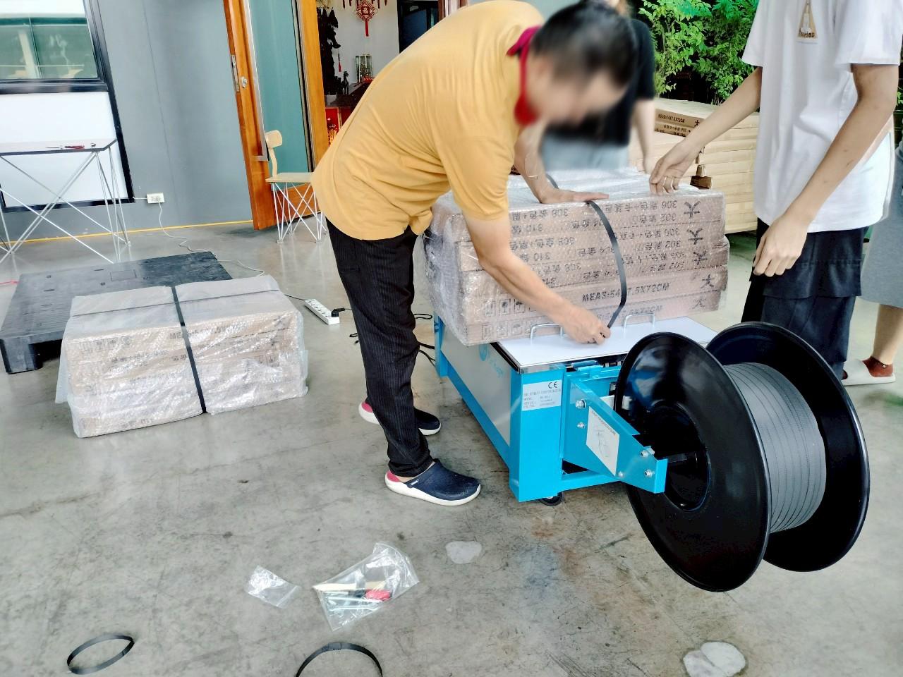 เครื่องรัดกล่องกึ่งอัตโนมัติ รุ่น WE-801L