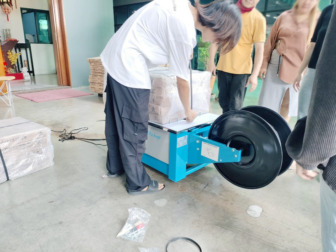 เครื่องรัดกล่องกึ่งอัตโนมัติ รุ่น WE-801L