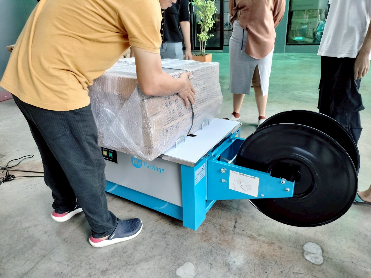 เครื่องรัดกล่องกึ่งอัตโนมัติ รุ่น WE-801L